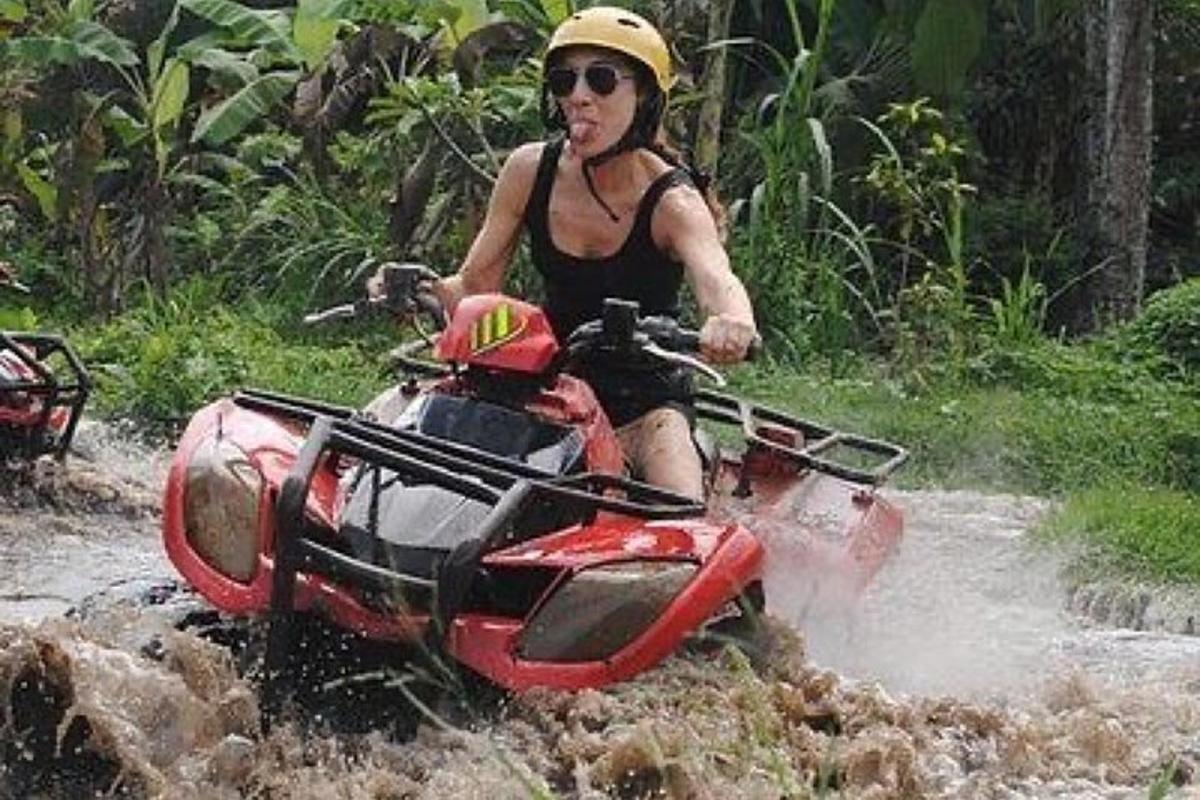 žena jedoucí na čtyřkolce po vodě