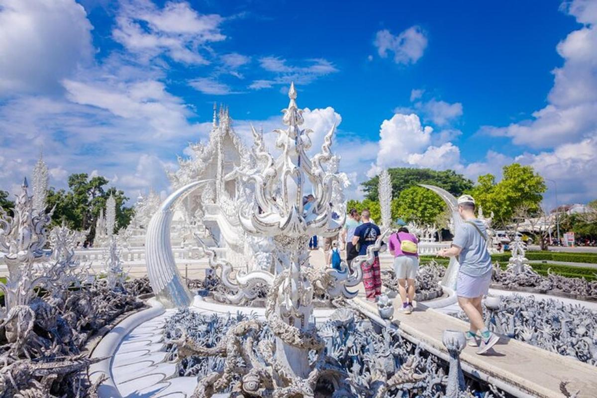 un groupe de personnes debout devant une sculpture blanche