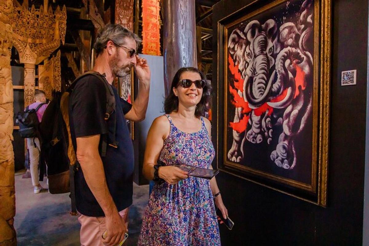un homme et une femme debout à côté d'un tableau