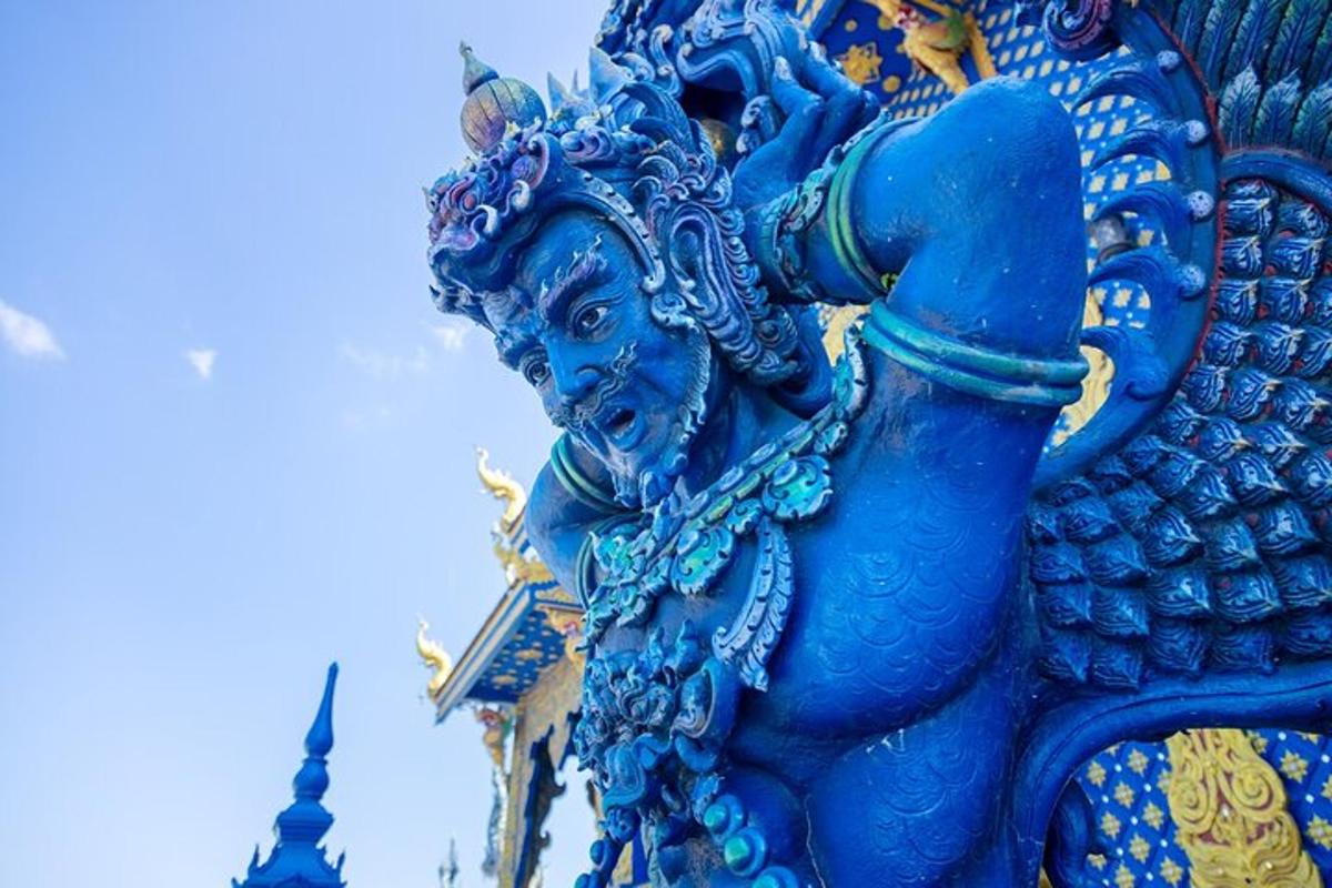 une statue bleue d'un dragon sur un bâtiment