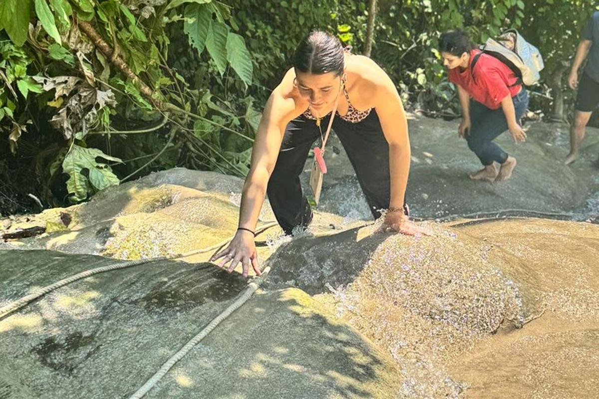 một người phụ nữ mặc váy đen trên đỉnh một tảng đá