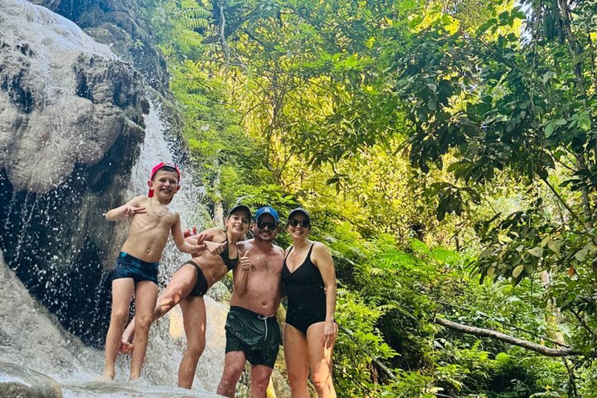 isang grupo ng mga tao na nakatayo sa isang talon
