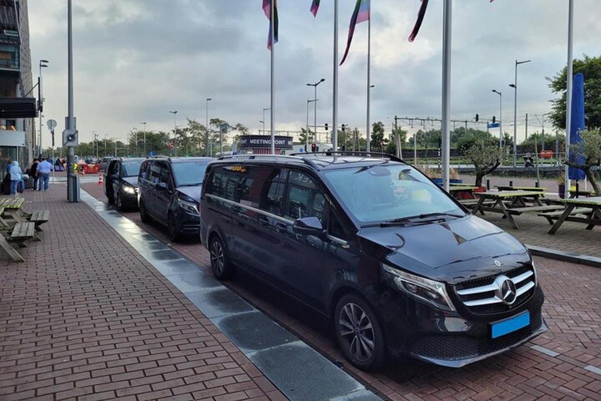 automašīnu rinda, kas novietota stāvvietā