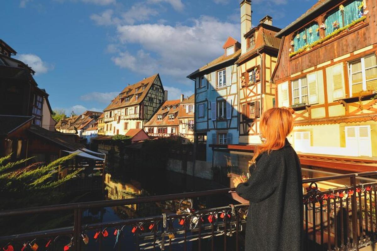 une femme debout sur un balcon regardant la ville