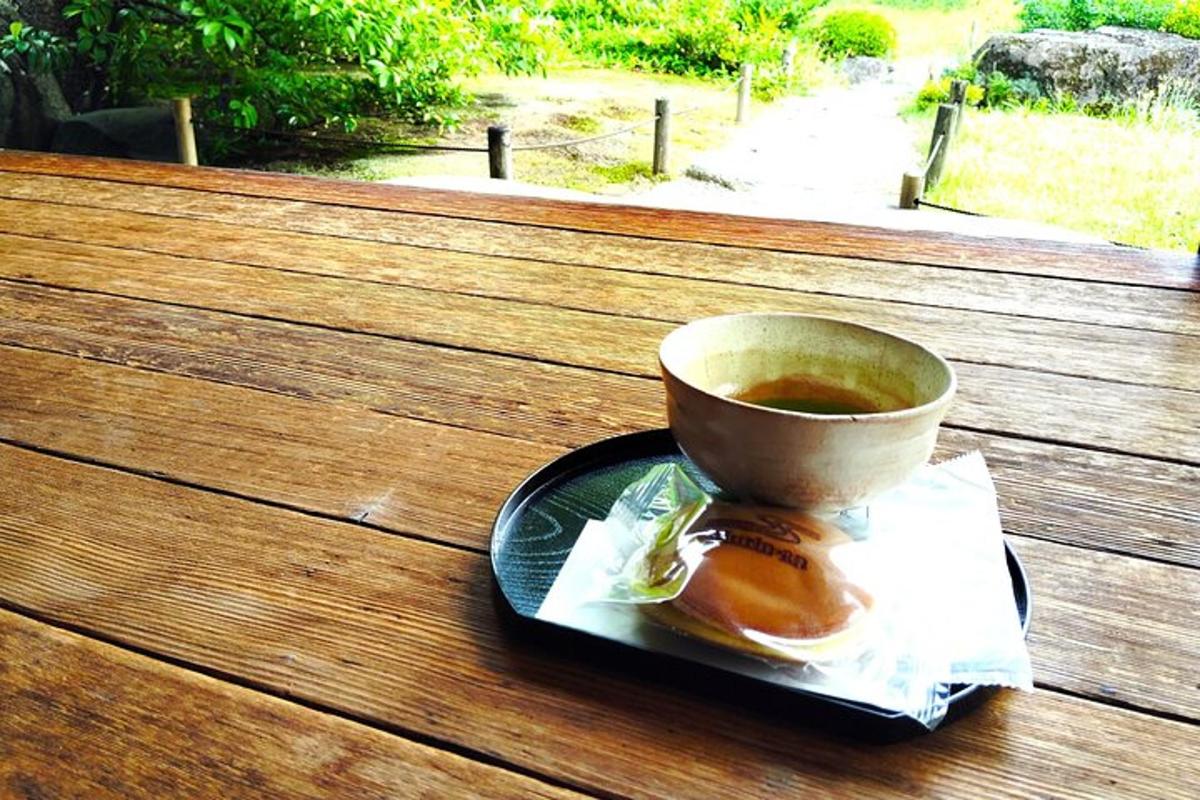 eine Tasse Kaffee auf einem Teller auf einem Tisch