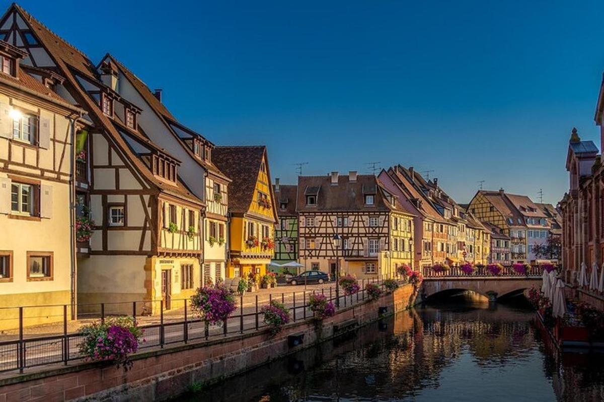 une rivière dans une ville avec des bâtiments et un pont