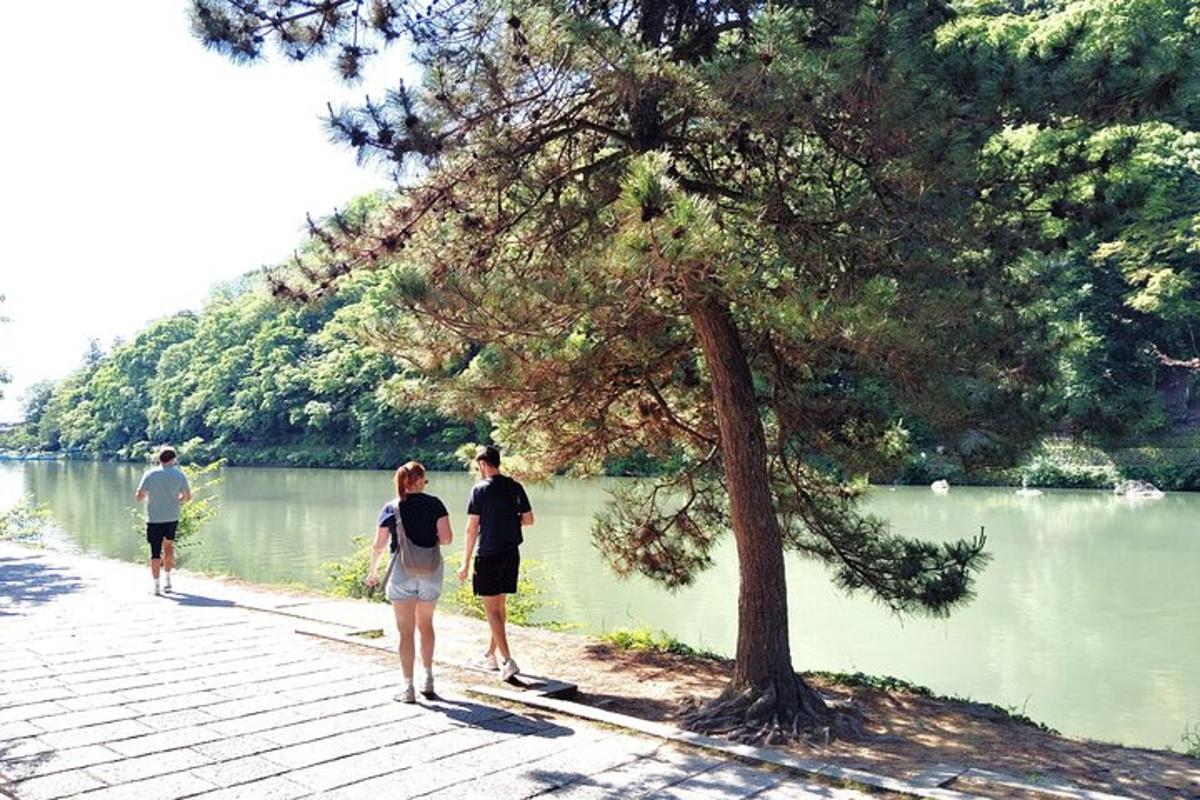 un gruppo di persone che camminano su una passerella vicino a un lago