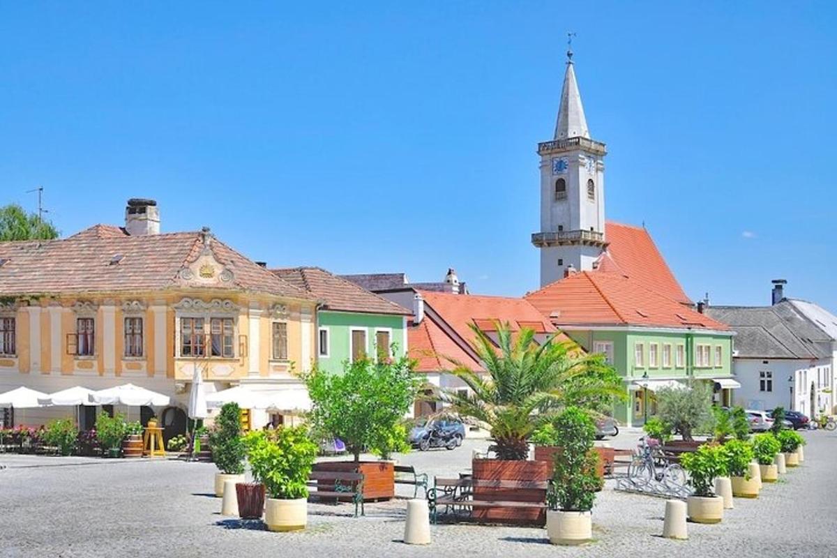 una città con una chiesa con una torre dell'orologio