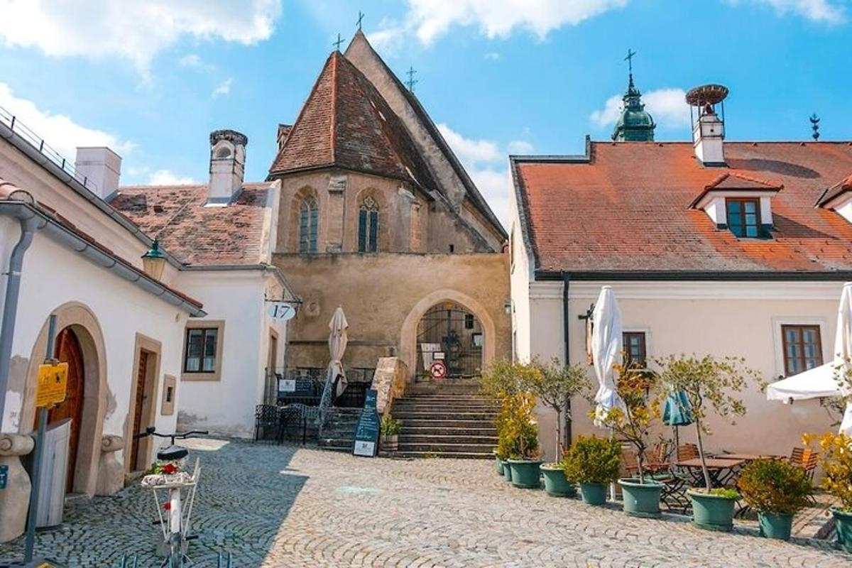 un vecchio edificio con una scala che conduce a una casa