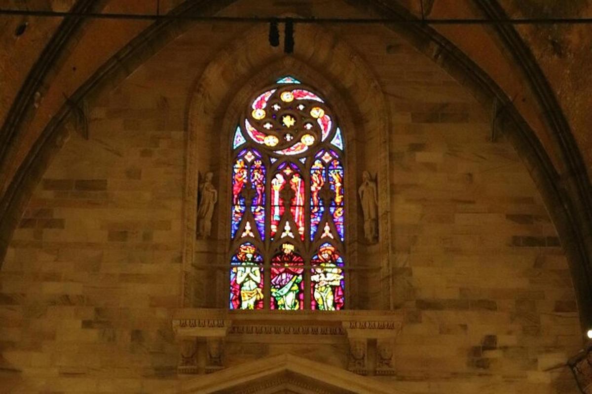 egy ólomüveg ablak egy templomban