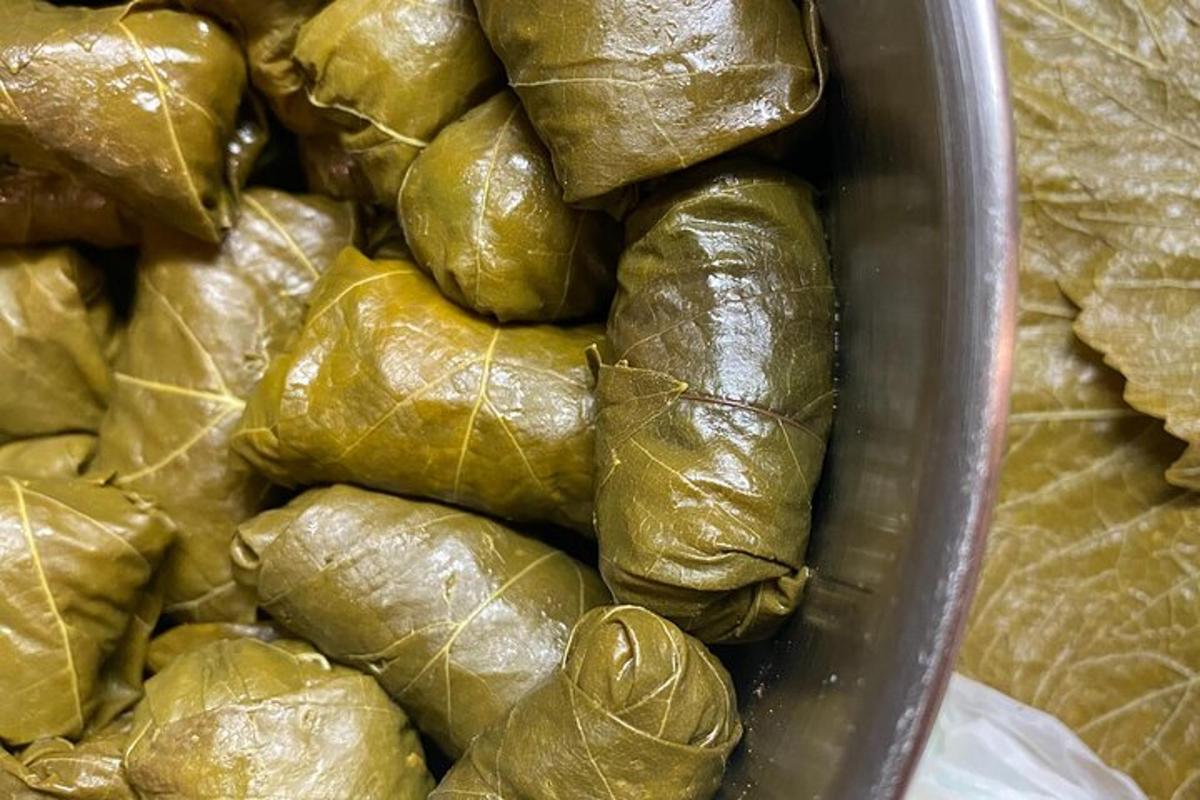 una pila di cibo avvolto in un contenitore
