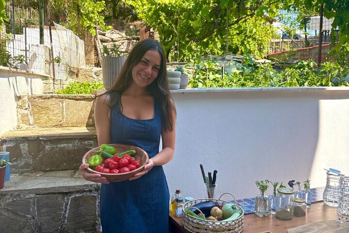 una donna tiene in mano una ciotola di frutta e verdura