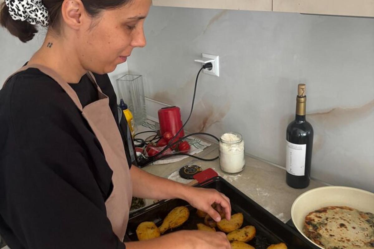 una donna in piedi in cucina che prepara il cibo