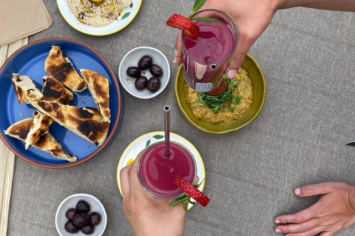un gruppo di persone che mangiano e bevono qualcosa
