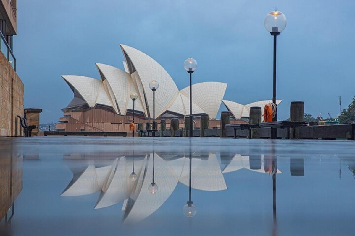 pemandangan rumah opera sydney dengan pantulannya di dalam air