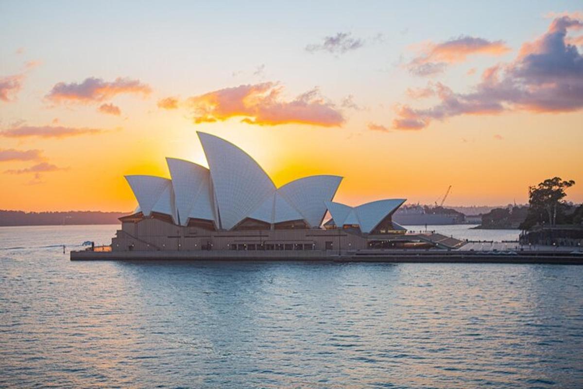 pemandangan gedung opera sydney pada waktu matahari terbenam