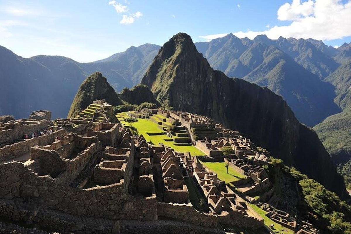 pohled na ruiny Machu Picchu na hoře