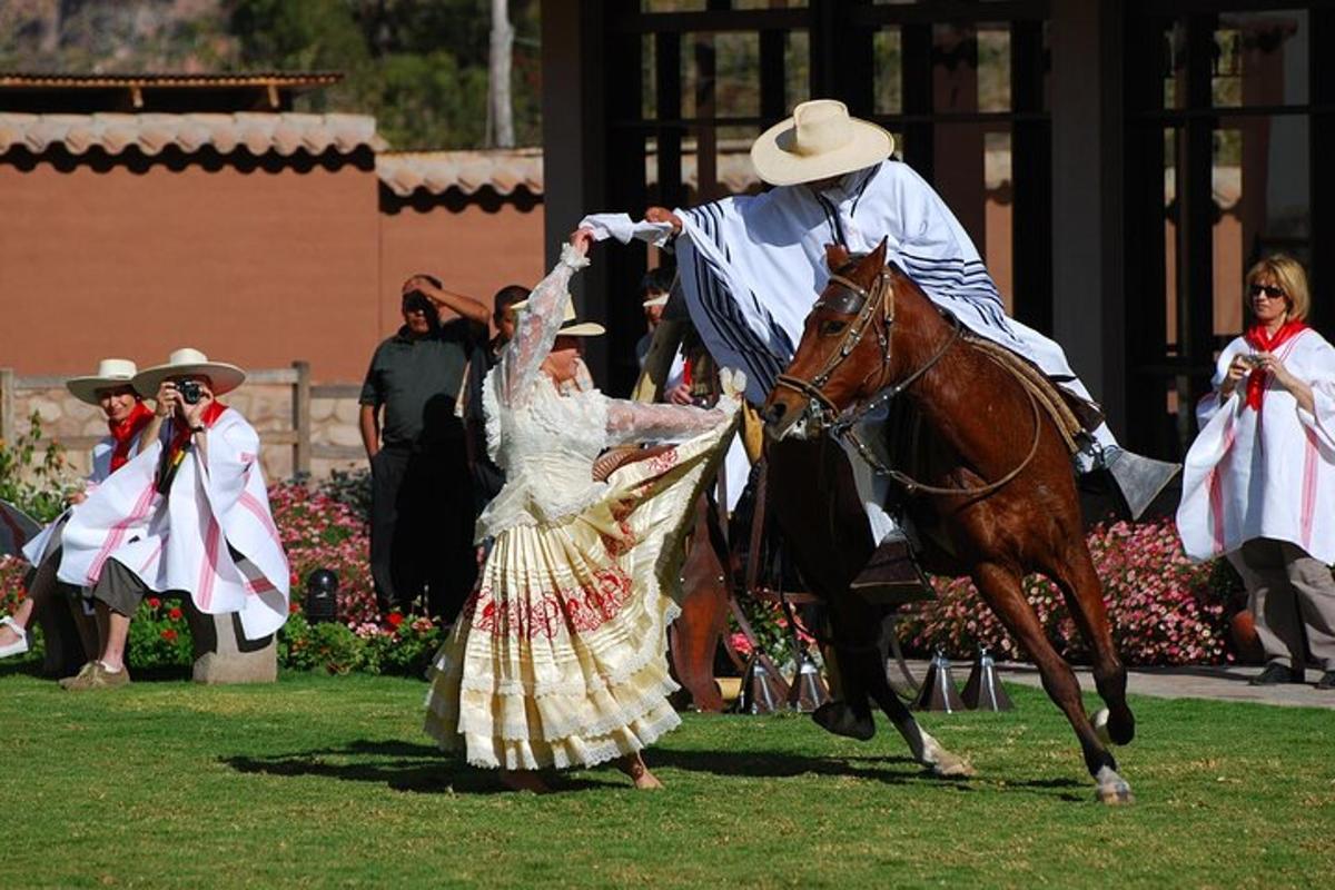 un uomo a cavallo e una donna che balla