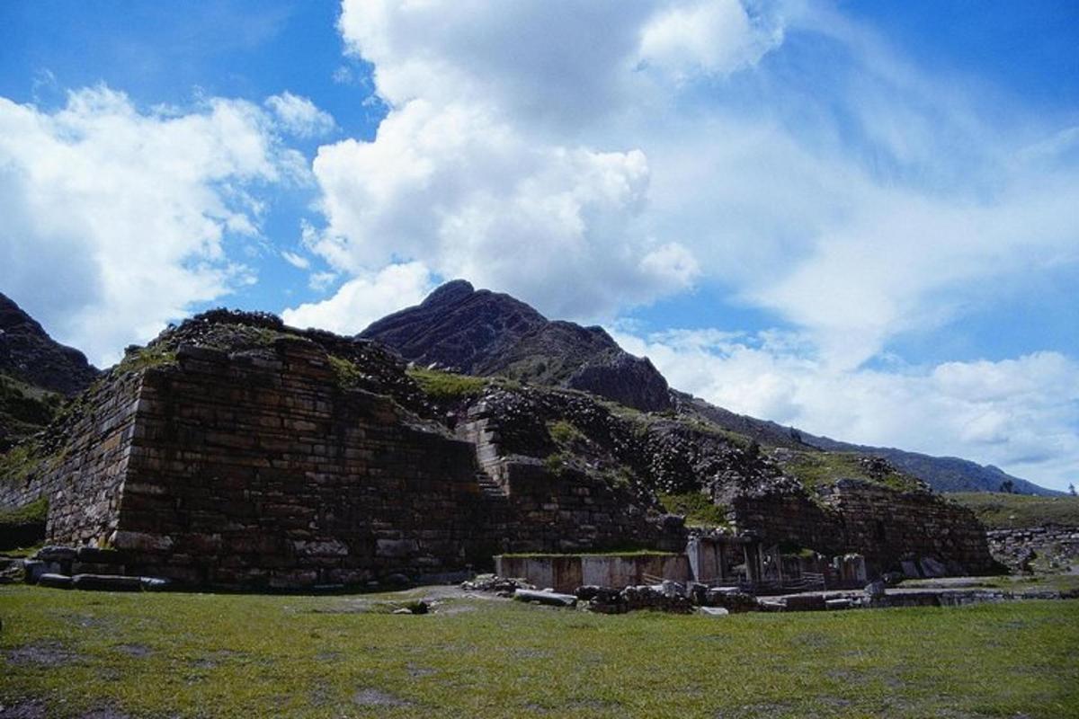 um grande edifício de pedra em frente a uma montanha
