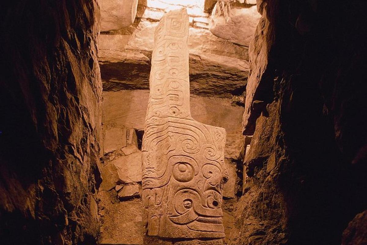 um pilar de pedra em uma caverna em um museu