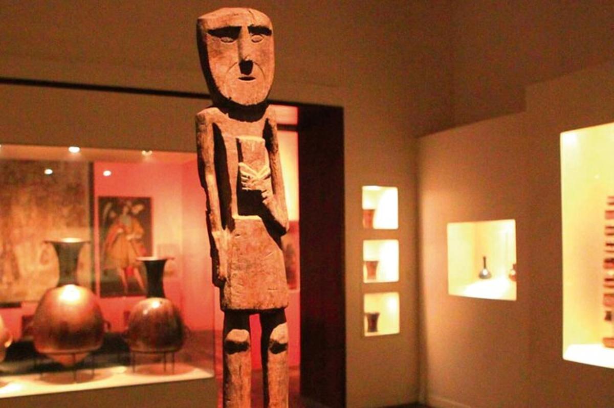 patung lelaki di pameran muzium