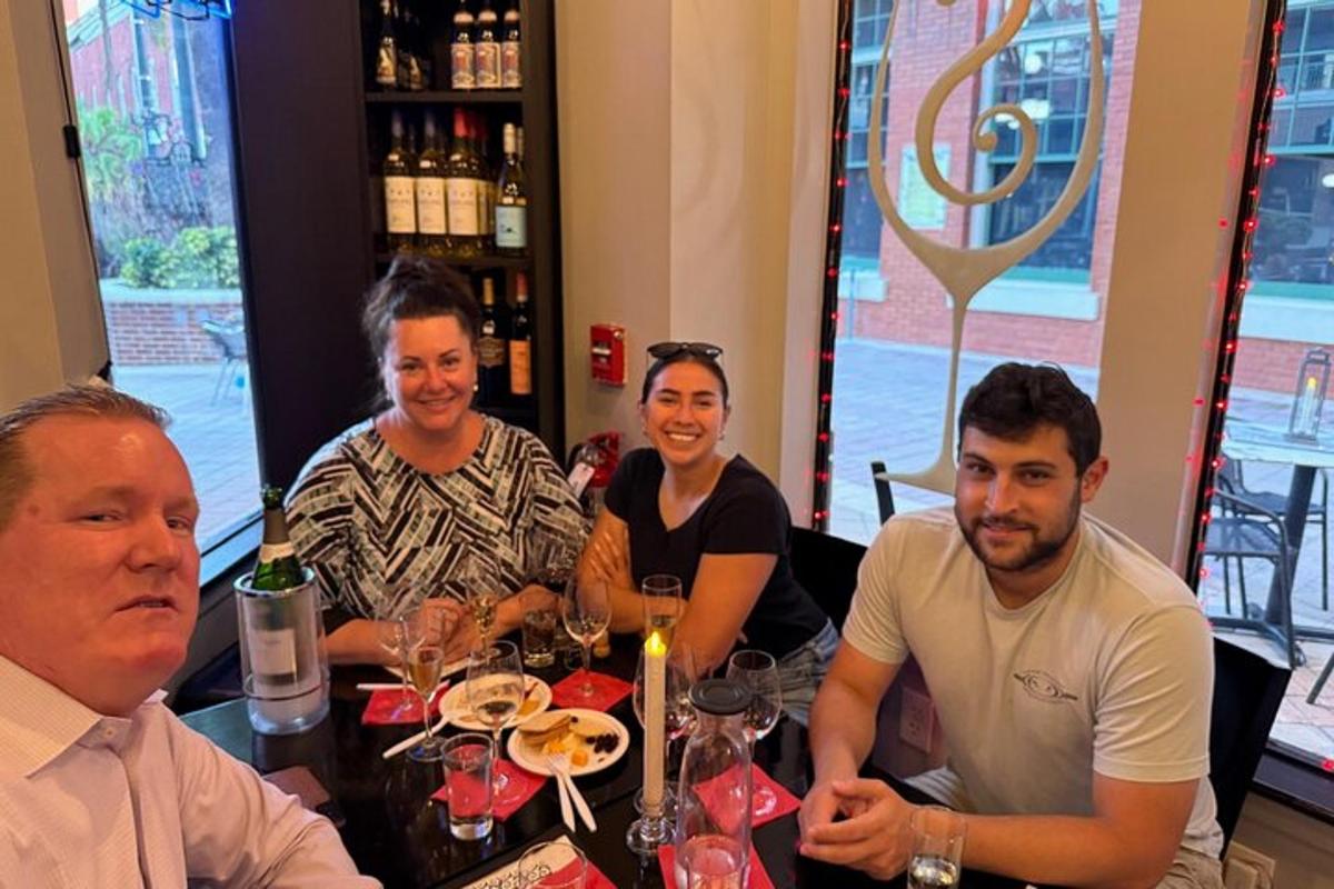um grupo de pessoas sentadas à mesa de um restaurante