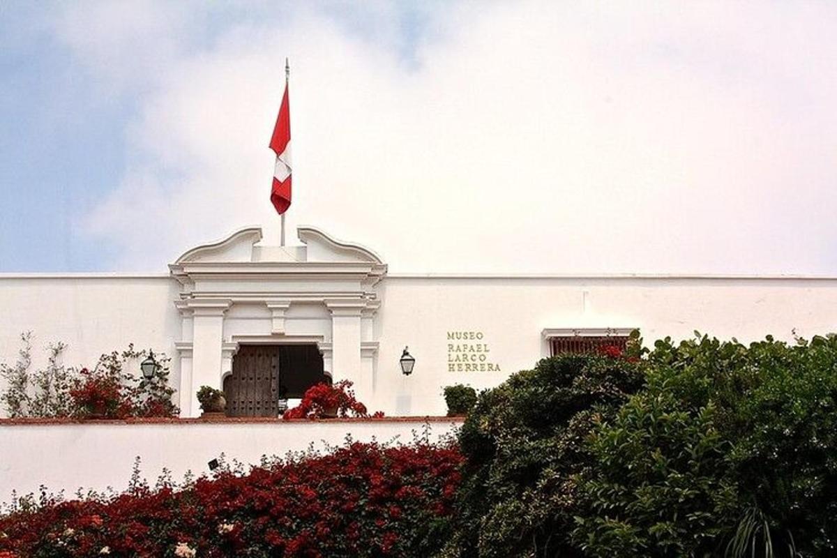 sebuah bangunan putih dengan bendera di atasnya