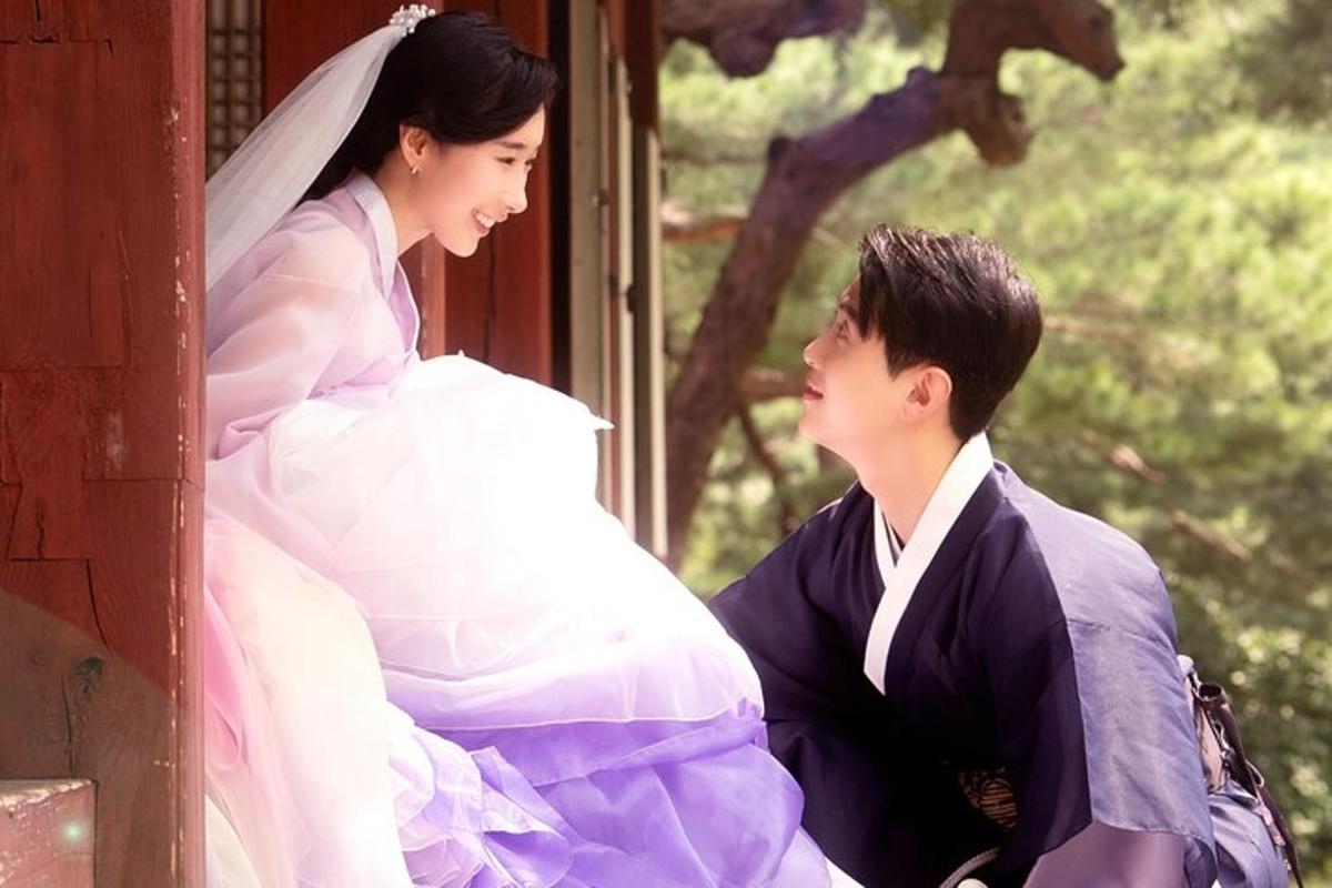 お互いを見つめ合う新郎新婦