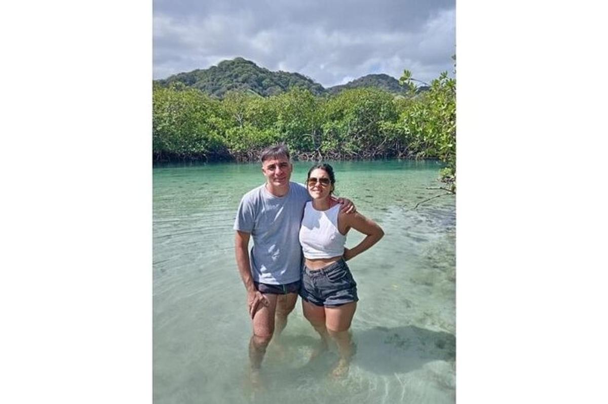 Un hombre y una mujer de pie en el agua