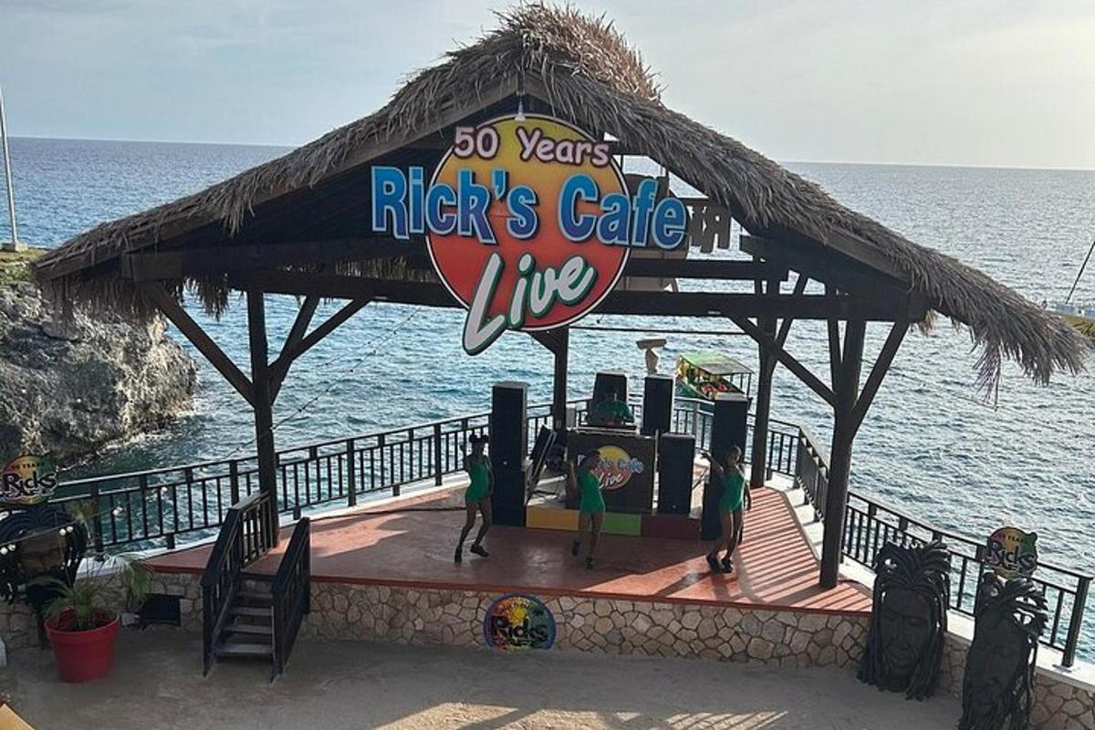 restavracija z ljudmi, ki stojijo ob oceanu