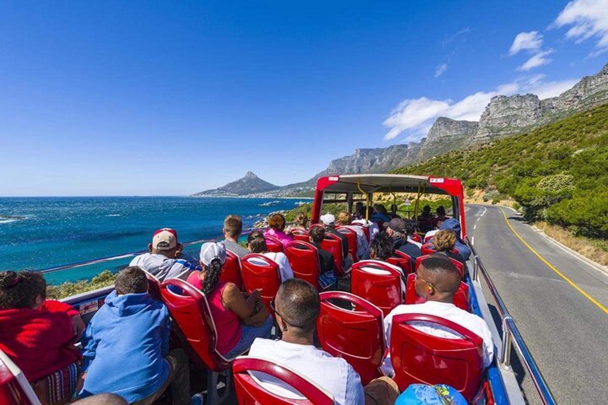 skupina lidí jedoucích v autobuse na silnici