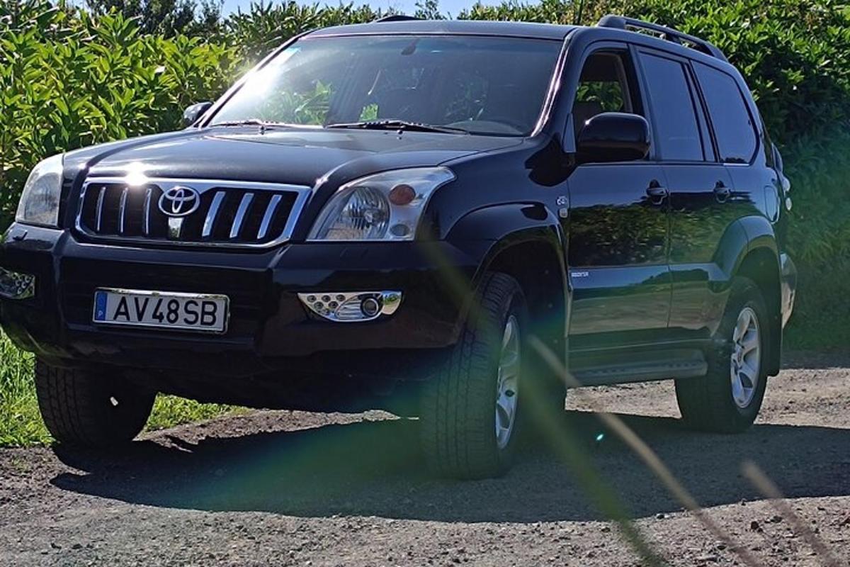niebieski SUV zaparkowany na drodze gruntowej