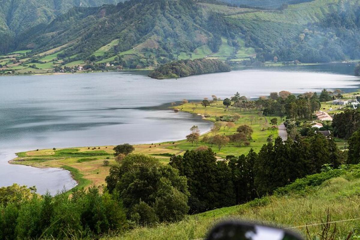 pemandangan perairan yang luas dengan pegunungan