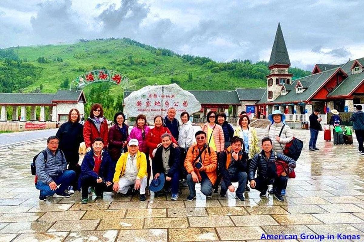 一群人在建筑物前摆姿势拍照