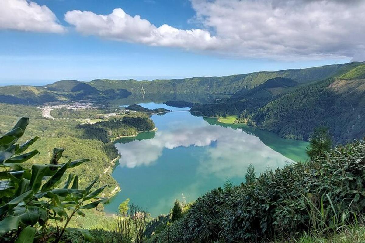 pemandangan danau di pegunungan