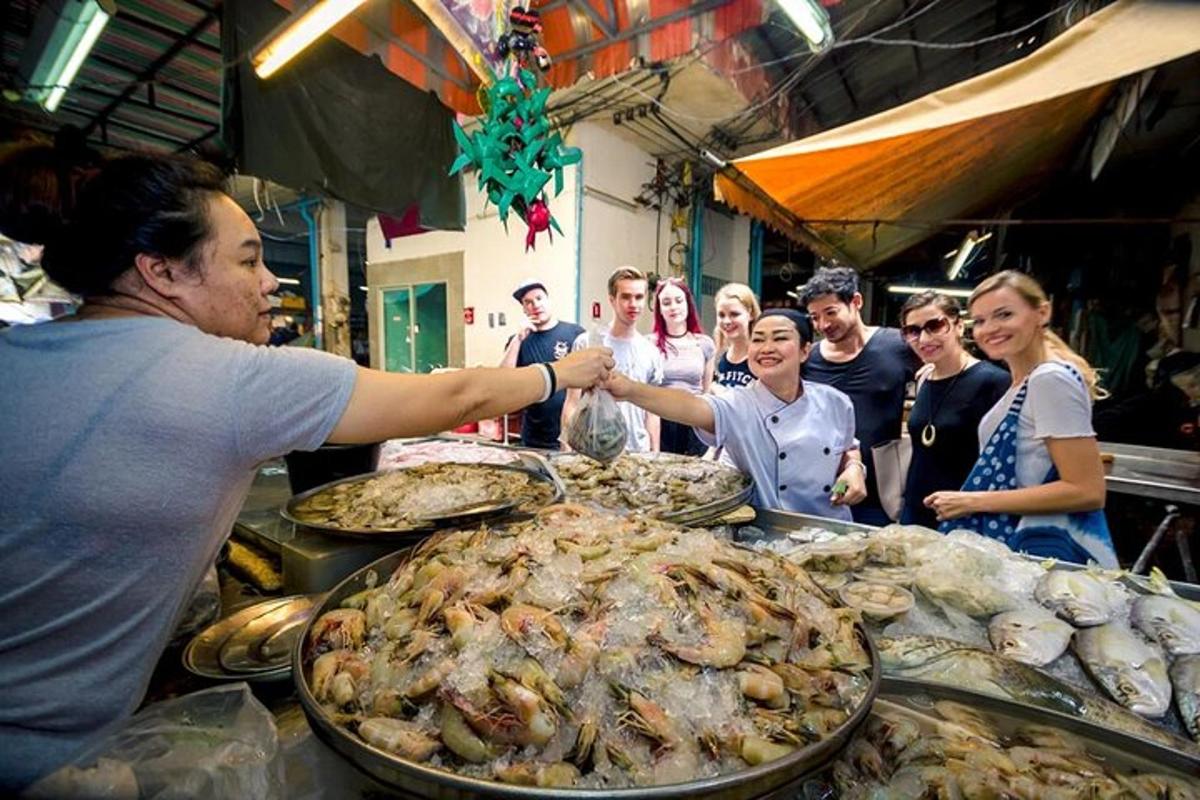 un uomo in piedi davanti a un buffet di cibo