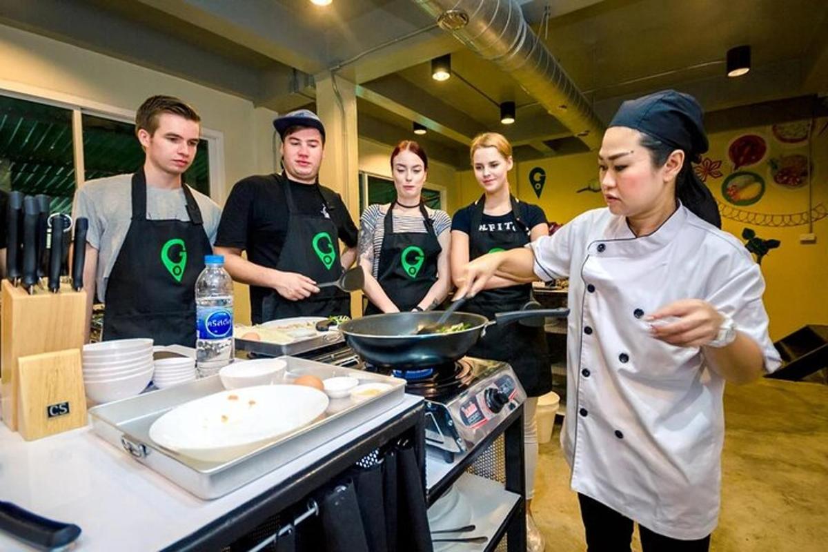 un gruppo di persone in cucina che preparano il cibo