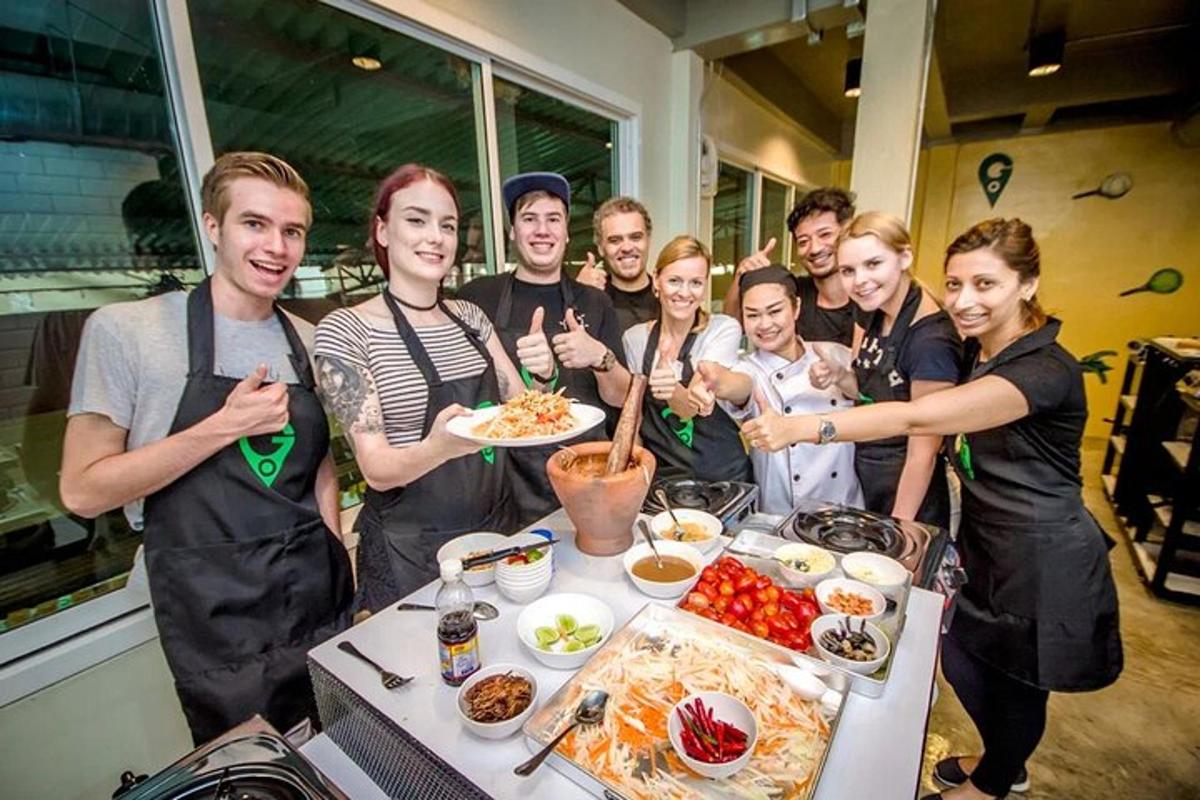 un gruppo di persone in piedi attorno a un tavolo con del cibo