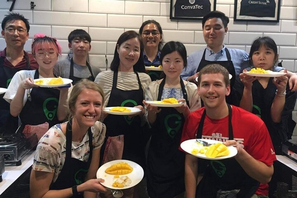 un gruppo di persone che tengono in mano piatti di cibo