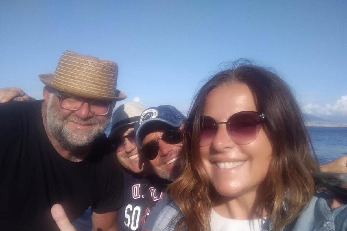um grupo de pessoas posando para uma foto