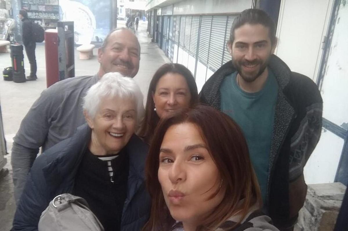 um grupo de pessoas posando para uma foto