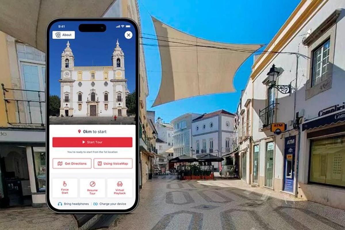 egy mobiltelefon az utca szélén