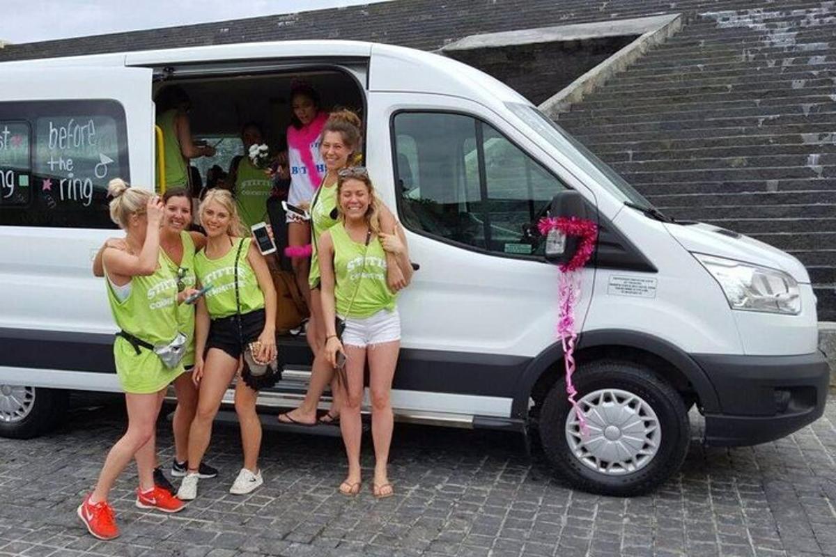 un gruppo di ragazze in piedi sul retro di un furgone