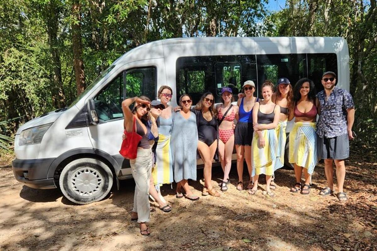 un gruppo di persone in piedi davanti a un furgone