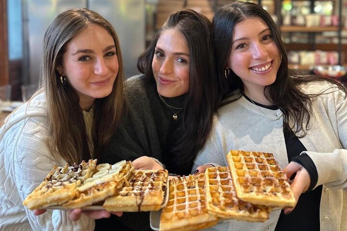 tiga wanita memegang wafel di tangan mereka