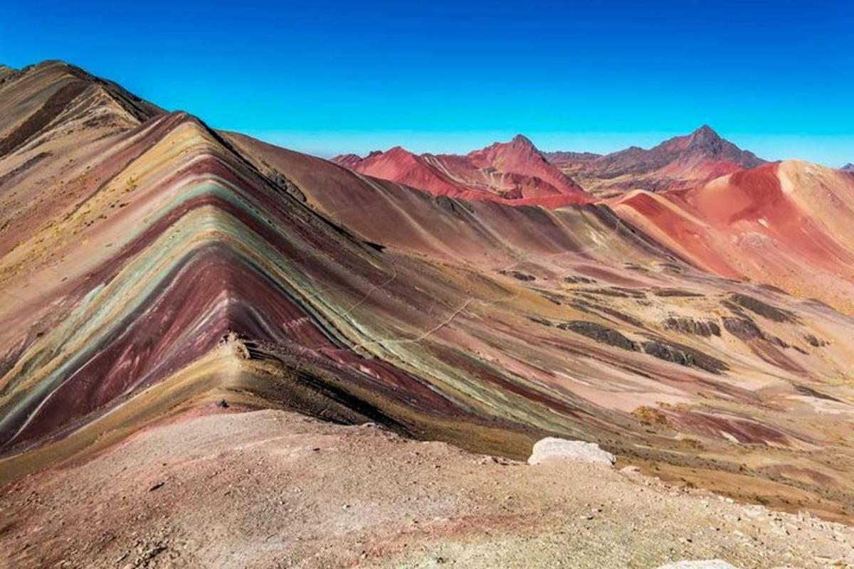 una vista di una montagna con colline rosse e marroni