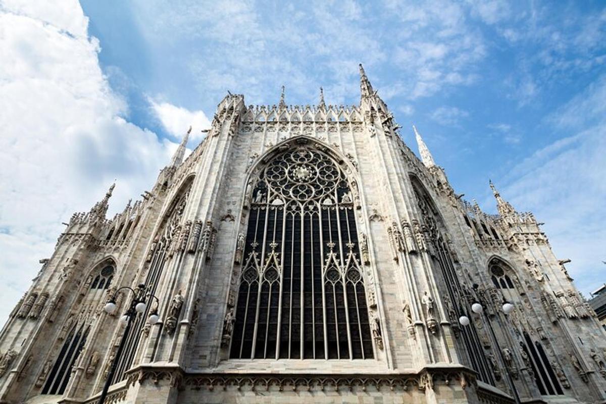 sebuah katedral besar dengan tingkap besar di atasnya