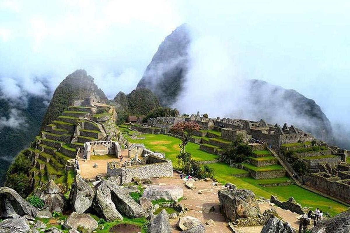 una vista del Machu Picchu sulle montagne