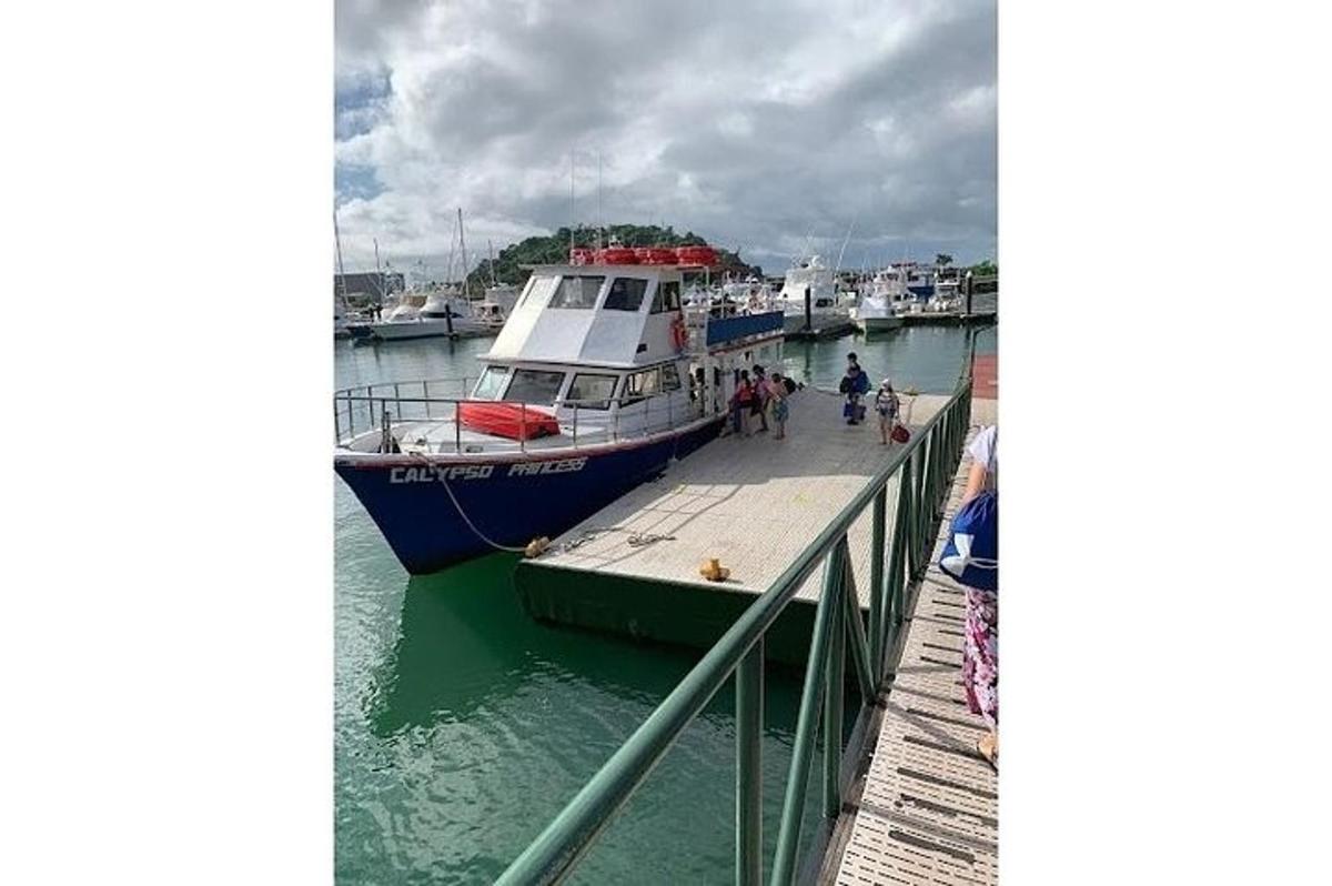 en båt ligger fortøyd ved en brygge i vannet