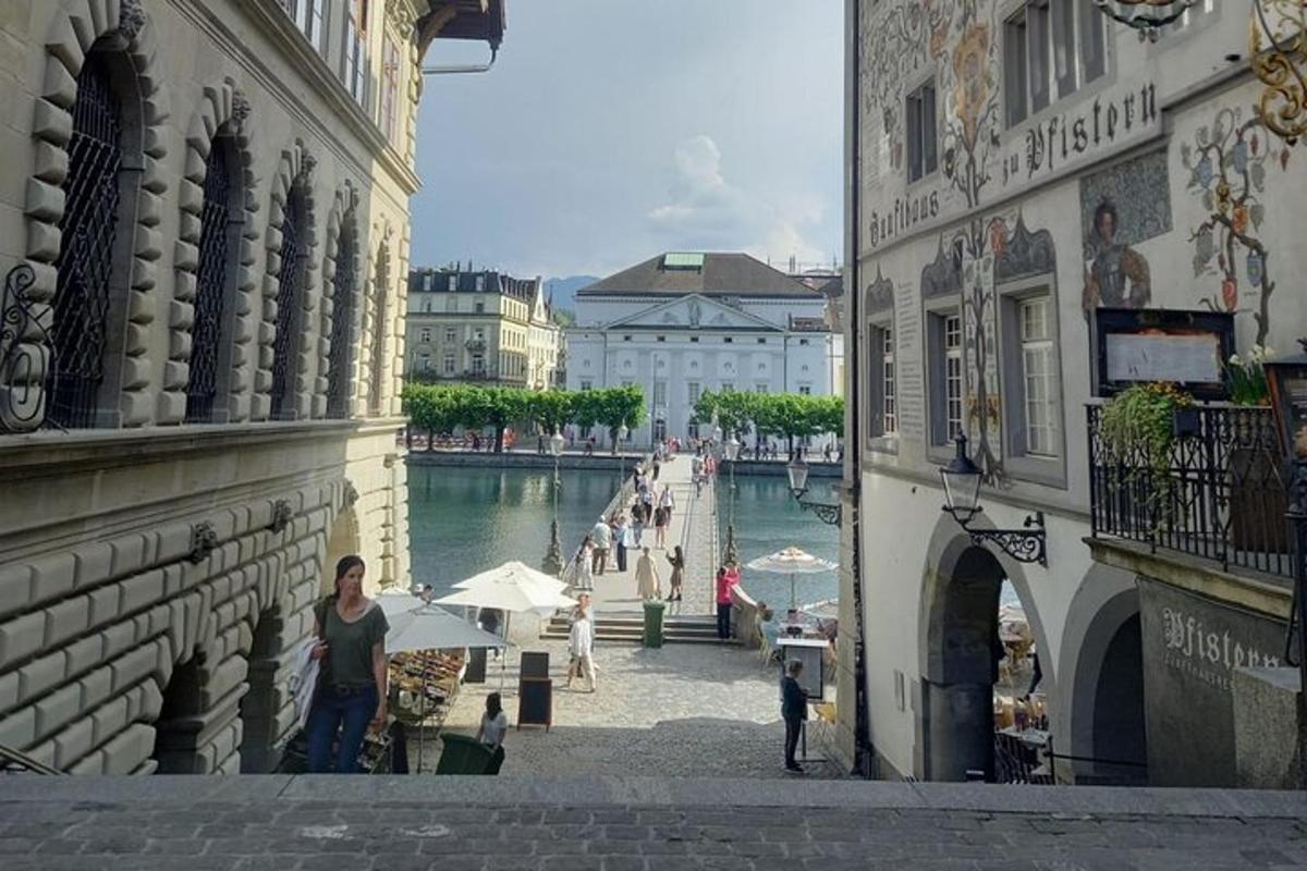 pohľad na rieku medzi dvoma budovami